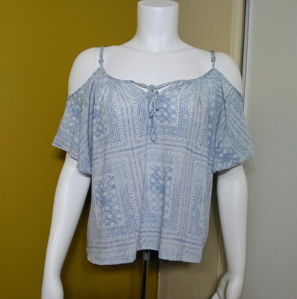 LOVE TREE • Cold Shoulder Top / size (M)